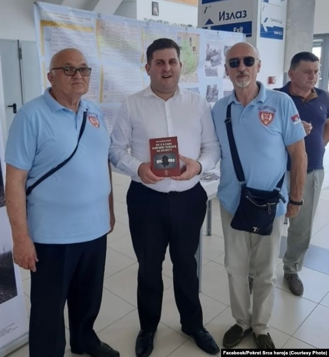 Janiçeviq (majtas) me ndihmësministrin e atëhershëm për Punë, Çështje të Veteranëve dhe Sociale, Millosh Kovaçeviqin (në qendër të fotografisë), në Kralevë më 22 korrik 2023.