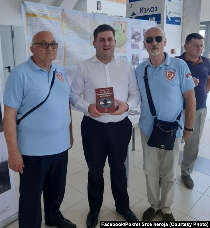 Janiçeviq (majtas) me ndihmësministrin e atëhershëm për Punë, Çështje të Veteranëve dhe Sociale, Millosh Kovaçeviqin (në qendër të fotografisë), në Kralevë më 22 korrik 2023.