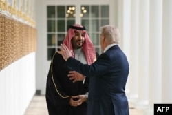Дональд Трамп и Мухаммед бин Салман во время прогулки по колоннаде по пути в Овальный кабинет Белого дома в Вашингтоне. 18 ноября 2025 года