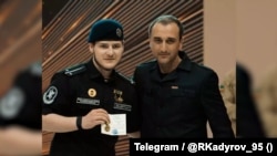 Адам Кадыров (слева) получает медаль Минобороны самопровозглашённой Абхазии. Скриншот из видео, опубликованного в телеграм-канале главы Чечни 25 августа 2026 г.