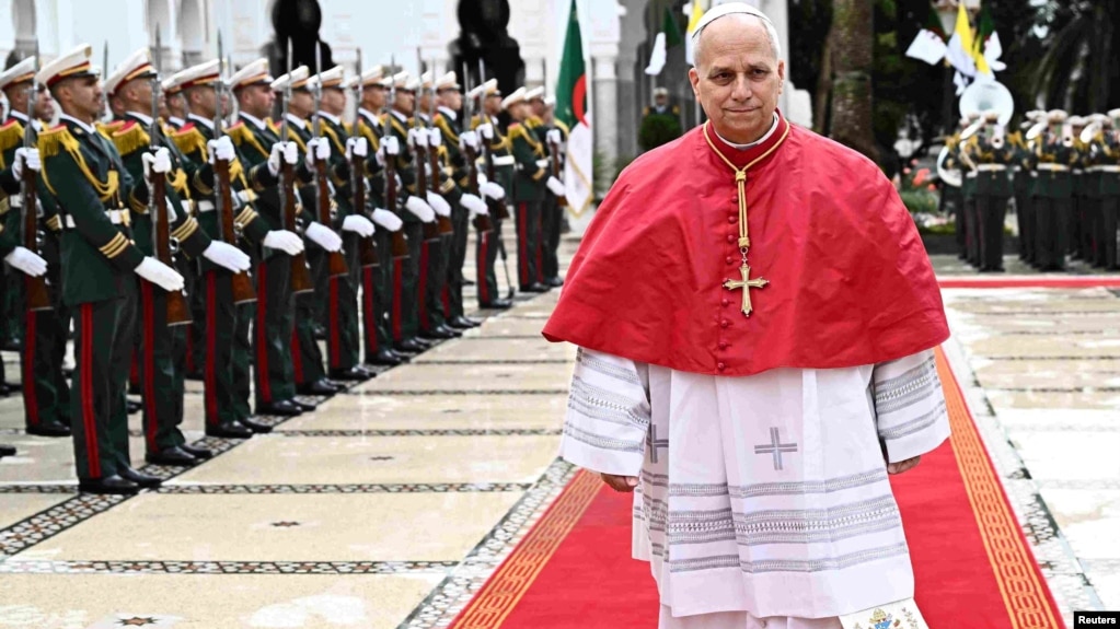 پاپ لئو چهاردهم در آغاز سفر خود به آفریقا در الجزایر، روز دوشنبه