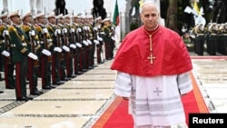 پاپ لئو در آغاز سفر خود به آفریقا در الجزایر، روز دوشنبه