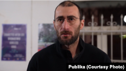 „კინოცენტრისგან მივიღეთ გაფრთხილების წერილი, რომ ფილმის საჯაროდ ჩვენების შემთხვევაში ფულადი ჯარიმა დაგვეკისრება“, - წერს კინორეჟისორი