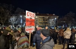 "Стоп на кражбите от Бюджет 2026. Освинихте се", пише на този плакат на протестиращ в Шумен.