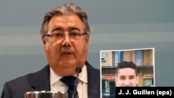 Ministrul de interne spaniol, Juan Ignacio Zoido, arătînd o fotografie a suspectului Younes Abouyaaqoub,identificat ca șofer al furgonetei de la Barcelona