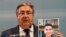 Ministrul spaniol de interne Juan Ignacio Zoido arată presei fotografia presupusului terorist Younes Abouyaaqoub, Madrid 21 august 2017