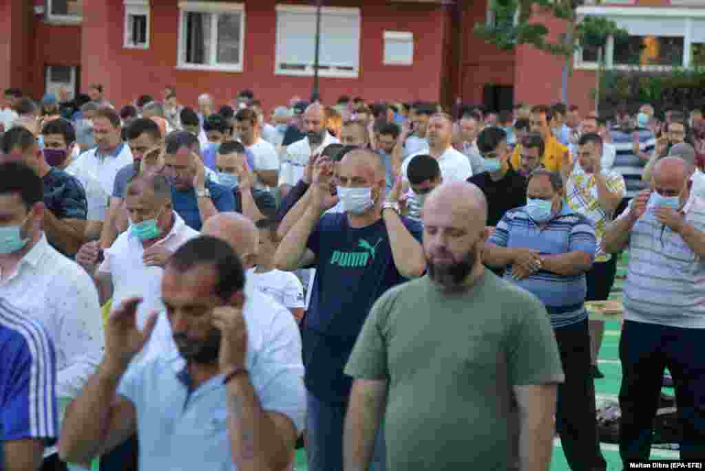 Shqipëria ka lejuar faljen e Kurban Bajramit në xhami të caktuara, por duke respektuar masat kundër koronavirusit.