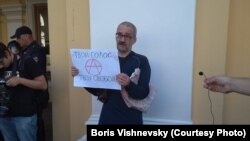 Петербург, участник пикета в субботу 17 августа 2019. Фото Бориса Вишневского