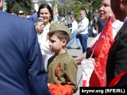 Мальчика принимают в пионеры на митинге коммунистов, Севастополь. Крым, 9 мая 2026 года