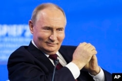  Владимир Путин по време на пленарната сесия на Международния стопански конгрес в Санкт Петербург, 7 юни 2024 година 