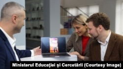 Antreprenorul Vitalii Petrosyan (stânga) prezintă aplicația de studiere a limbii engleze ministrului Educației, Dan Perciun, și Doinei Nistor, directoare a Proiectului Tehnologiile Viitorului.