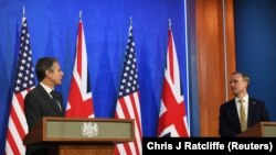 Госсекретарь США Энтони Блинкен и глава британского МИД Доминик Рааб на совместной пресс-конференции в Лондоне. 3 мая 2021 года.