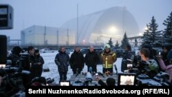 Украински официални лица дават брифинг след атаката с дрон срещу защитния корпус на АЕЦ Чернобил, 14 февруари 2025 г.