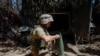 Український військовослужбовець 33-ї окремої механізованої бригади готує снаряд для самохідної гаубиці М109Л на позиціях в Донецькій області, Україна, 23 червня 2024 року