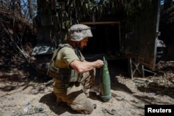 49-річний військовослужбовець ЗСУ готує снаряд для італійської САУ M109L, Донецька область, 23 червня 2024 року
