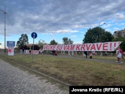 Poruka "ruke su vam krvave" na prilazu Varadinskom mostu koji vodi ka Petrovaradinskoj tvrđavi 10. jula 2025, uoči početka Exit festivala. Ta parola je postala jedan od simbola antivladinih protesta tokom protekih osam meseci u Srbiji.