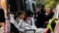 87-річну Марікармен Абаскаль на ношах заносять до машини швидкої допомоги після того, як її виселили з квартири у Мадриді, Іспанія, 23 вересня 2026 року