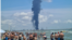 Turiști care urmăresc fumul dens după explozia de la Petromidia. Sunt confirmate cinci victime, iar o persoană a decedat. 