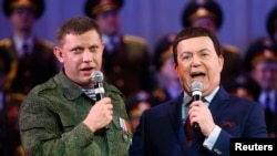 Йосип Кобзон (П) у Донецьку співає із ватажком угруповання «ДНР», що визнане в Україні терористичним, Олександом Захарченком, 27 жовтня 2014 року