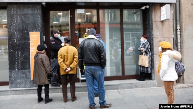 Potrošački krediti rastu nauštrb investicijskih i stambenih kredita, navodi Kutle (na fotografiji: čekanje u redu za banku, Sarajevo, mart 2021.)