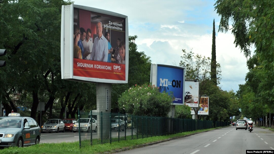Plakati političkih stranaka postavljeni uzduž Podgorice