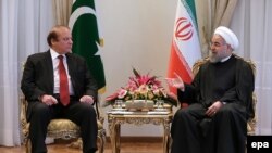 Iranian President Hassan Rohani (R) met Pakistani Prime Minister Nawaz Sharif in Tehran on January 19.