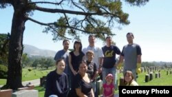 АТТА яшьләр түгәрәге әгъзалары Cypress Lawn зиратында