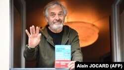 Jean-Paul DUBOIS cu cartea care i-a adus Premiul Goncourt - „Fiecare cu povestea lui”