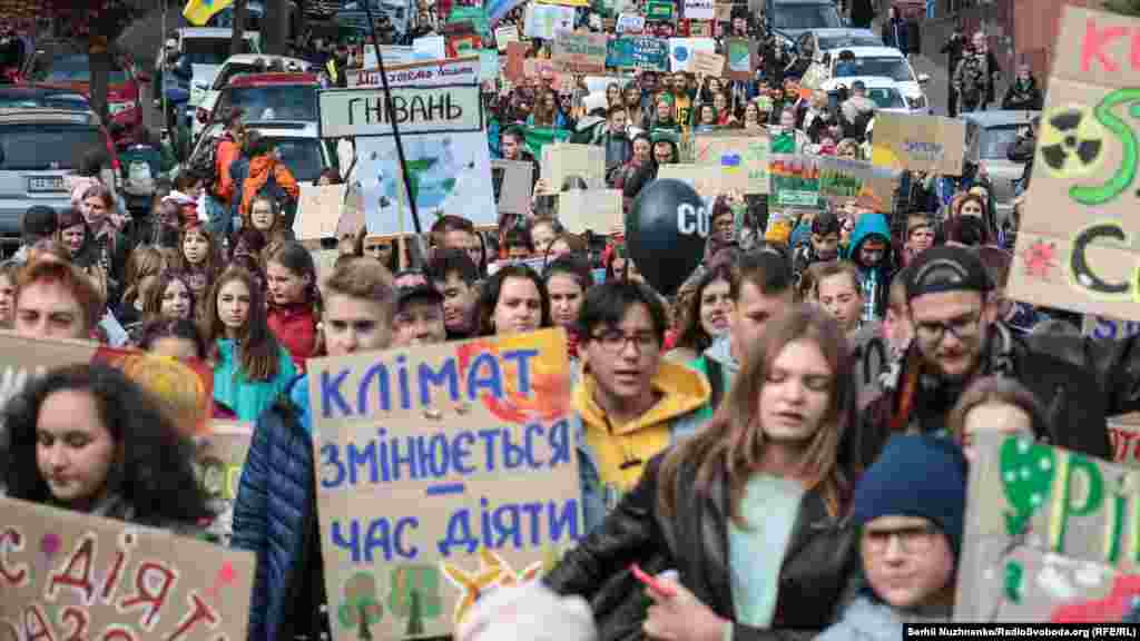 Із гаслами &laquo;Один градус змінює все&raquo;, &laquo;Зміни систему, а не клімат&raquo;, &laquo;В нас немає запасної планети&raquo; та плакатами на підтримку захисту клімату учасники пройшли від Михайлівського собору до Європейської площі, звідти &ndash; до Кабінету міністрів і завершили ходу біля Офісу президента