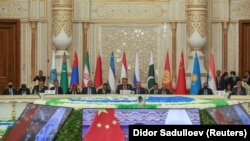 Участники саммита ШОС слушают онлайн-выступление лидера Китая Си Цзиньпина. Душанбе, 17 сентября 2021 года