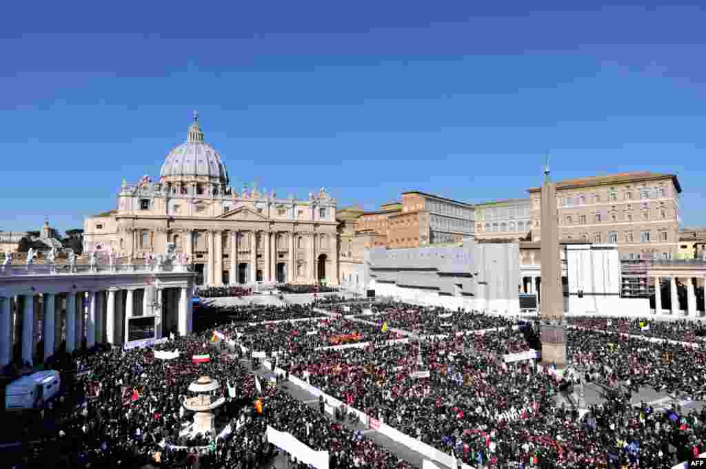 Vatikanda dindarlar Roma papası XVI Benedict-in son həftəlik çıxışına qulaq asmağa toplaşıb 