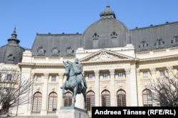 Statuia lui Carol I este în fața Bibliotecii Centrale Universitare din București.