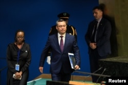Кыргызстандын президенти Садыр Жапаров Нью-Йорктогу БУУнун баш кеңсесинде Башкы Ассамблеянын 81-сессиясында сүйлөгөнү трибунага баратат. 22-сентябрь, 2026-жыл.