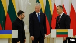 Președinții ucrainean, lituanian și polonez, Volodimir Zelenski, Gitanas Nauseda și Karol Nawrocki la o conferință de presă comună, la Vilnius, 25 ianuarie 2026.