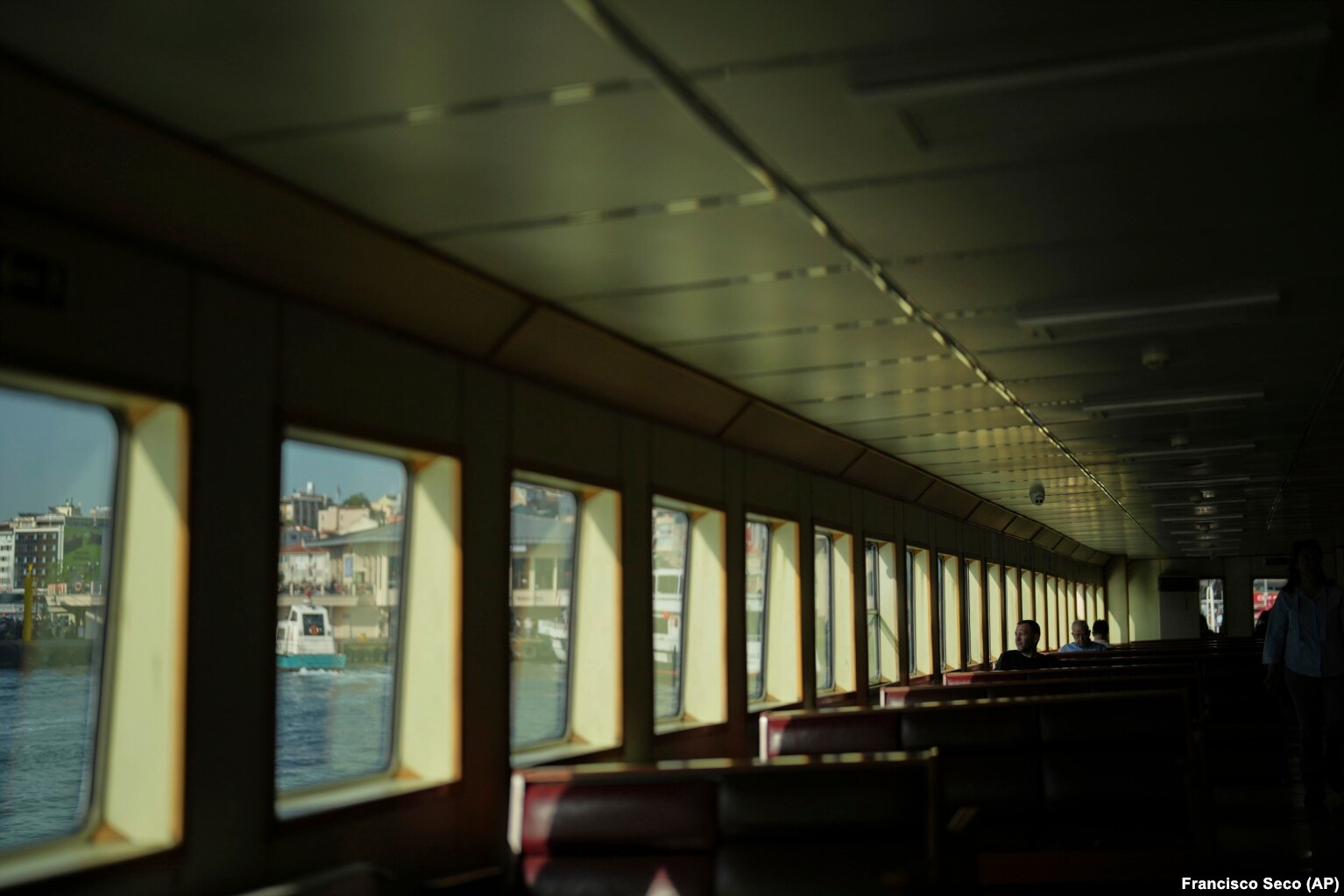 Pasagjerë duke udhëtuar me traget drejt Kadëkojit, në pjesën aziatike të Stambollit, më 22 maj 2025.