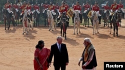 ინდოეთის პრეზიდენტმა დრაპადი მურმუმ(მარცხნივ) და პრემიერ-მინისტრმა ნარენდრა მოდიმ(მარჯვნივ) რუსეთის პრეზიდენტ ვლადიმირ პუტინს 2025 წლის 5 დეკემბერს უმასპინძლეს ნიუ-დელიში, ინდოეთის პრეზიდენტის სასახლეში