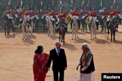 Премьер-министр Индии Нарендра Моди и президент Индии Драупади Мурму встречают Владимира Путина у входа в президентский дворец Раштрапати-Бхаван в Нью-Дели. 5 декабря 2025 года