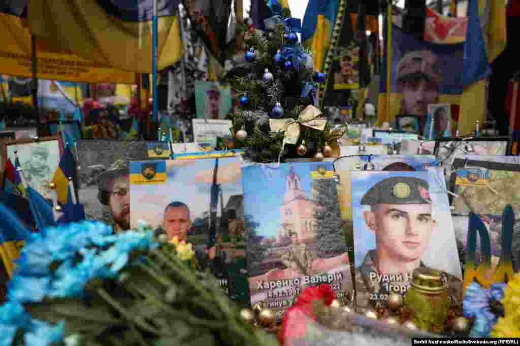 Новорічна ялинка серед портретів загиблих військових на меморіалі з прапорців на майдані Незалежності