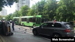 Фота БЧБмабіля менчука Цімоха Дранчука, на якім быў замазаны бел-чырвона-белы сьцяг