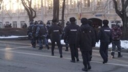 Полиция сопровождает участников несанкционированной акции в поддержку Навального в Ставрополе