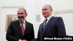 Премьер-министр Армении Никол Пашинян (слева) и президент России Владимир Путин, Москва, 13 июня 2018 г.