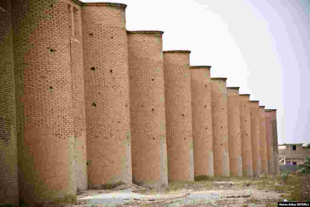 Ekrən İslam arxitekturasının parlaq nümunəsi kimi bu məsçid palçıq və çiy kərpicdən tikilmişdi. Eyni anda 150 min insanın ibadət edə bildiyi deyilir.