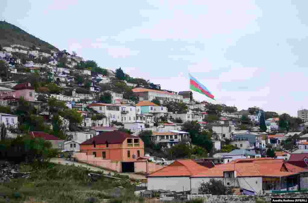 Bayılın 20-ci sahə istiqamətindən görüntüsü. Sakinlərin dediyi kimi, son 25 ildə dəyişən, sadəcə Bayraq meydanının tikintisidir. 