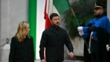 Prim-ministrul Italiei, Giorgia Meloni, îl întâmpină pe liderul de la Kiev, Volodimir Zelenski, la Palazzo Chigi, Roma, 9 decembrie 2025.