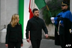 Прем’єр-міністр Італії Джорджія Мелоні вітає президента України Володимира Зеленського в Палаццо Кіджі перед зустріччю в Римі 9 грудня 2025 року.