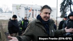Михаил Саакашвили беседует с жителями палаточного лагеря у здания Верховной Рады, 6 декабря 2017
