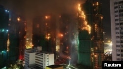 За словами пожежників, вогонь у чотирьох з восьми багатоквартирних будинків загасили, а три пожежі ще гасять