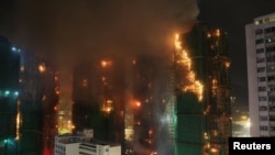 زبانه‌های آتش و ستون‌های دود بر فراز برج‌های مسکونی هنگ کنگ
