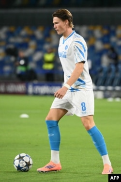 Шотландският полузащиник води топката по време на домакинския мач на Наполи срещу Спортинг Лисабон в Шампионската лига, 1 октомври 2025 г.