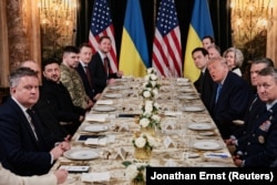 Делегації США та України за обіднім столом. Мар-а-Лаґо, Флорида, 28 грудня 2025 року